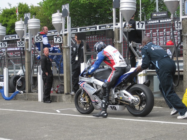 Derek Redmond pushes Mark Miller